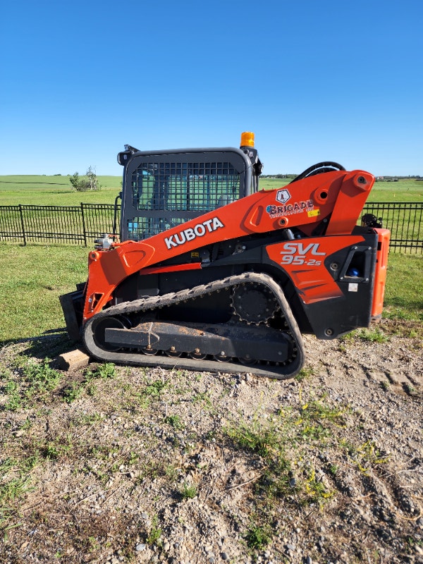 2017 Kubota SVL952S Tracked Skid Steer C/w Model B3800CRT1E1