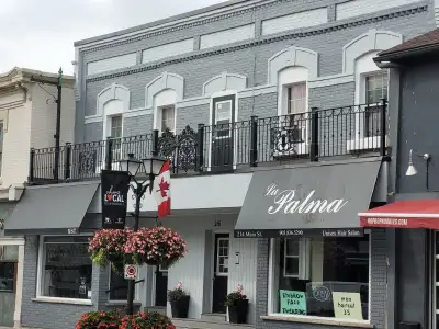 2 bedroom 1 bath appartment on 2nd floor with 2 private balconies. walk out to restaurant, cafes, sh...