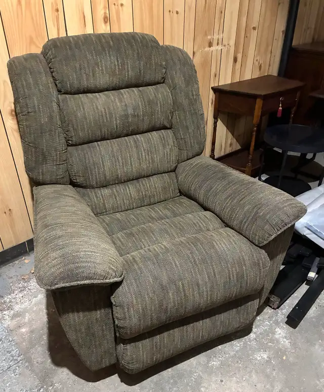 Recliner in Chairs & Recliners in Calgary - Image 3