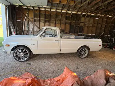 -350 4 barrel 650 Holley vacuum secondary -700R4 transmission -nice shape, clean truck -pearl white...