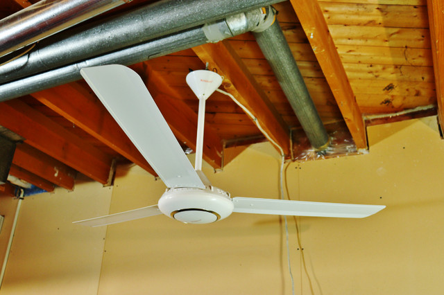 Ventilateur de plafond en métal blanc de 140 cm NEUF dans Éclairage intérieur et plafonniers  à Ville de Montréal