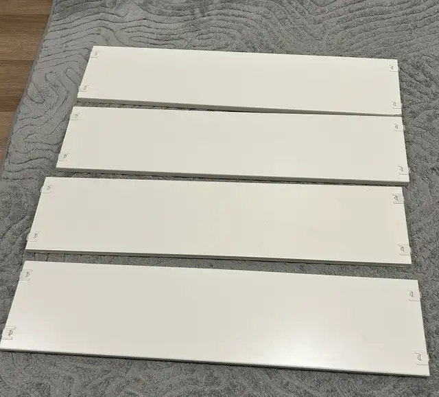 Étagère IKEA. Blanche.  80 cm X 18 cm in Bookcases & Shelving Units in Longueuil / South Shore - Image 2