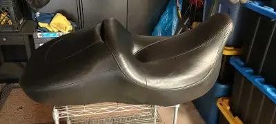 One ultra classic seat with backrest and one Solo seat. Both from a 2023 road glide. Ultra seat with...