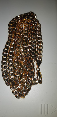 Chaîne plaquée or 24 carats. / 24 carat gold plated chain.