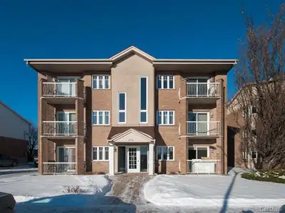Condo impeccable à prix abordable, entretenu avec soin par son propriétaire. Aire ouverte lumineuse...