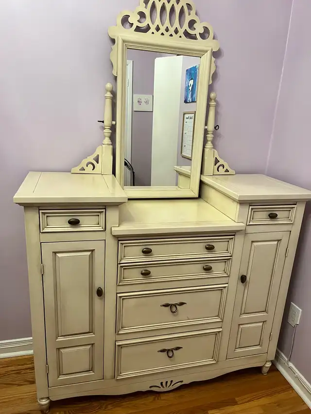 Vintage Cream Dresser with Mirror in Dressers & Wardrobes in Oakville / Halton Region - Image 5