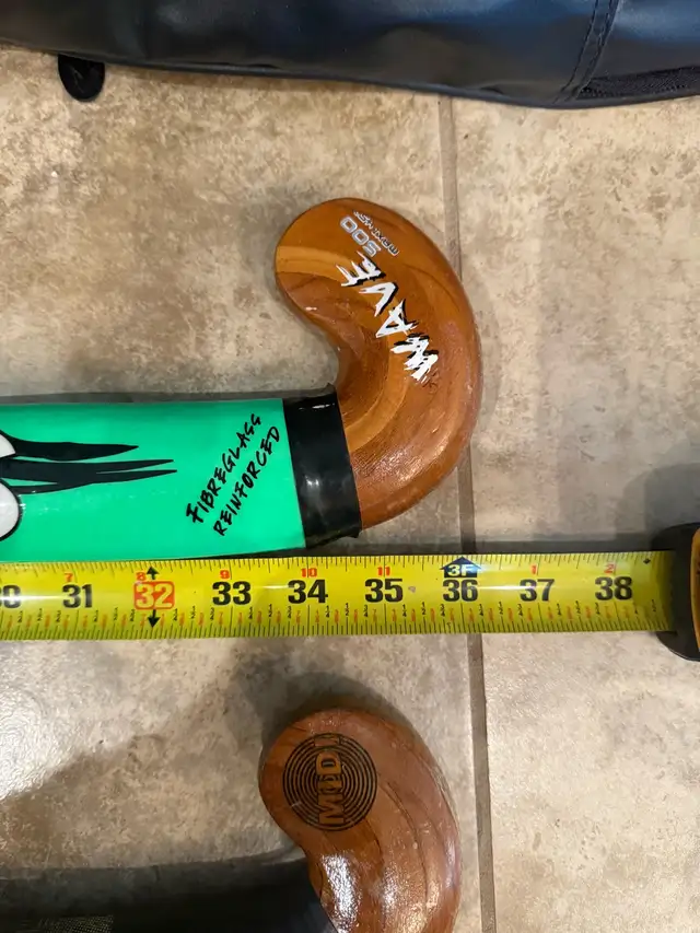 Field hockey sticks, bag, and balls in Hockey in Winnipeg - Image 7