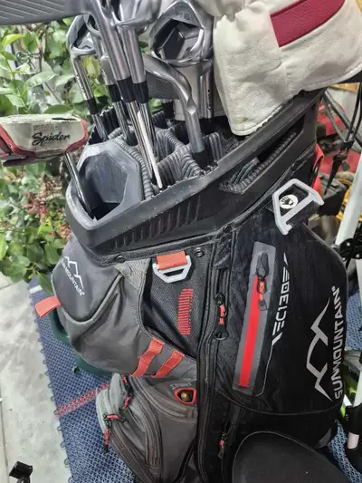 This is a used Sun Mountain C130 golf bag, ready to hit the links with you! It's designed for optima...