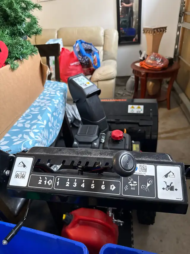 Remington electric start snow blower in Snowblowers in Oakville / Halton Region - Image 5