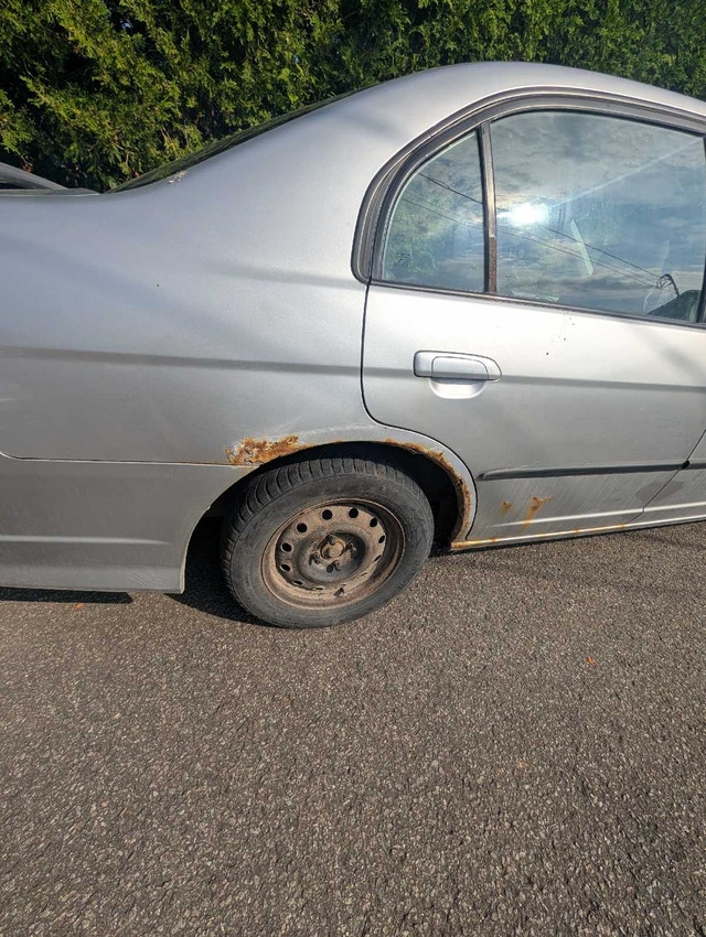 2004 Honda Civic (Auto) – Parts or Mechanic Special / Pour pièce — photo 4