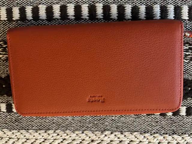 Must Go!-Roots wallet in Women's - Bags & Wallets in Markham / York Region - Image 2