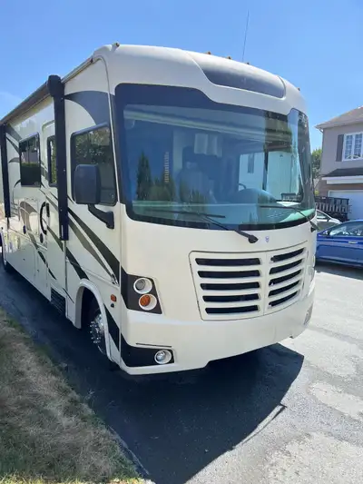 Découvrez le summum du voyage de luxe avec ce camping-car FR3 ! Avec ses caractéristiques spacieuses...