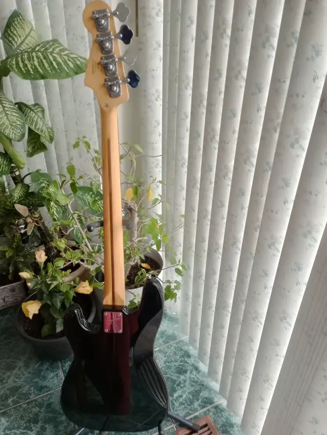 2004 Squire Affinity P Bass in Guitars in Mississauga / Peel Region - Image 9