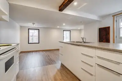 1-BEDROOM APARTMENT + PARKING | DOWNTOWN HULL / WALK TO OTTAWA | AVAILABLE JULY 1 1-bedroom apartmen...