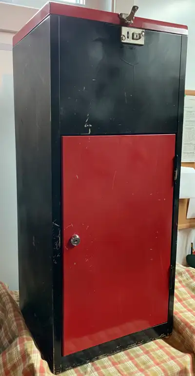 Petite armoire/classeur format lettre en métal, View more
