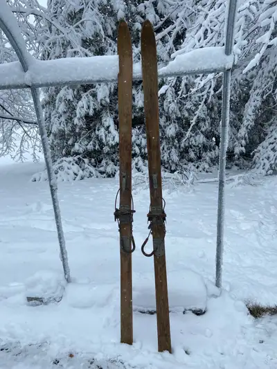 Skis antiques en bois, View more
