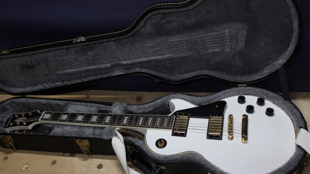 2015 Epiphone Les Paul Custom Pro - Alpine White w/ Hard Case in Guitars in Saskatoon - Image 2