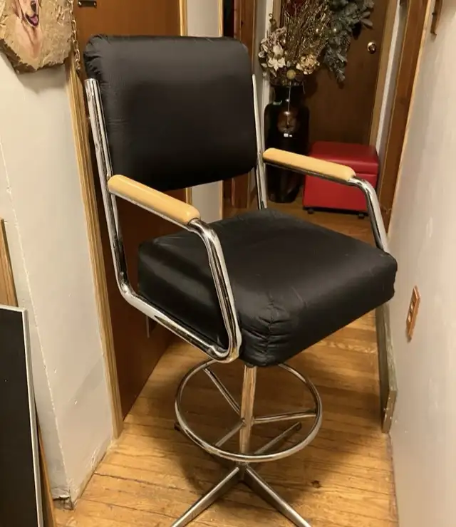 Swivel bar stool very comfortable in Chairs & Recliners in Markham / York Region - Image 2
