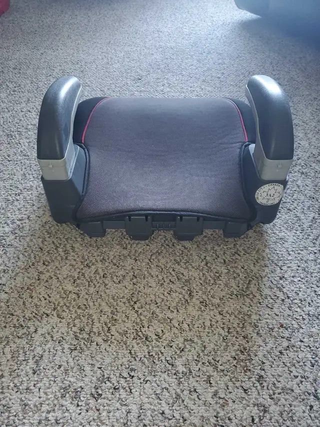 Graco Backless Booster Car Seat in Strollers, Carriers & Car Seats in Edmonton - Image 3