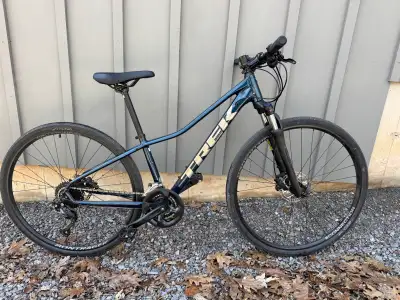 Trek Dual Sport 2 - Excellent like new condition - Our purchased new 2 years ago - Adult size small...