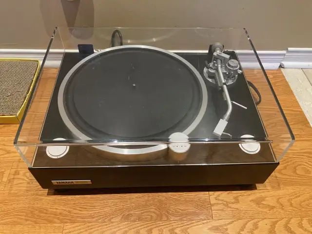 Yamaha GT-2000 top model turntable in excellent condition in Stereo Systems & Home Theatre in Mississauga / Peel Region - Image 2