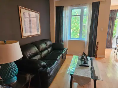 Person to share townhome in Kanata Lakes
