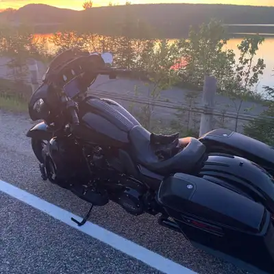 If you know CVO, you know this is the top-tier factory custom—premium paint, upgraded Milwaukee-Eigh...
