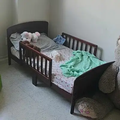 Toddler bed Some cosmetics damage but still strurdy