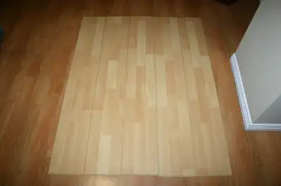 Reste de boîte de plancher flottant en stratifié . (neuf, jamais installé) En HDF (fibres de bois),...