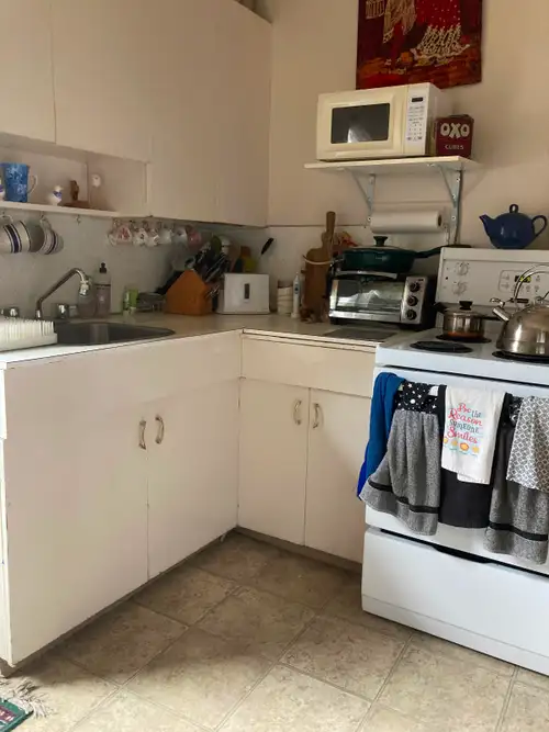 Spacious suite with street parking, close to many bus routes, close to many restaurants and stores....