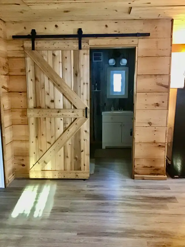 Cozy cabin in the woods in Ontario in Canada - Image 6