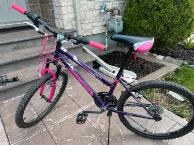 This Avigo Descent mountain bike is a sturdy and reliable ride for any young adventurer, featuring a...