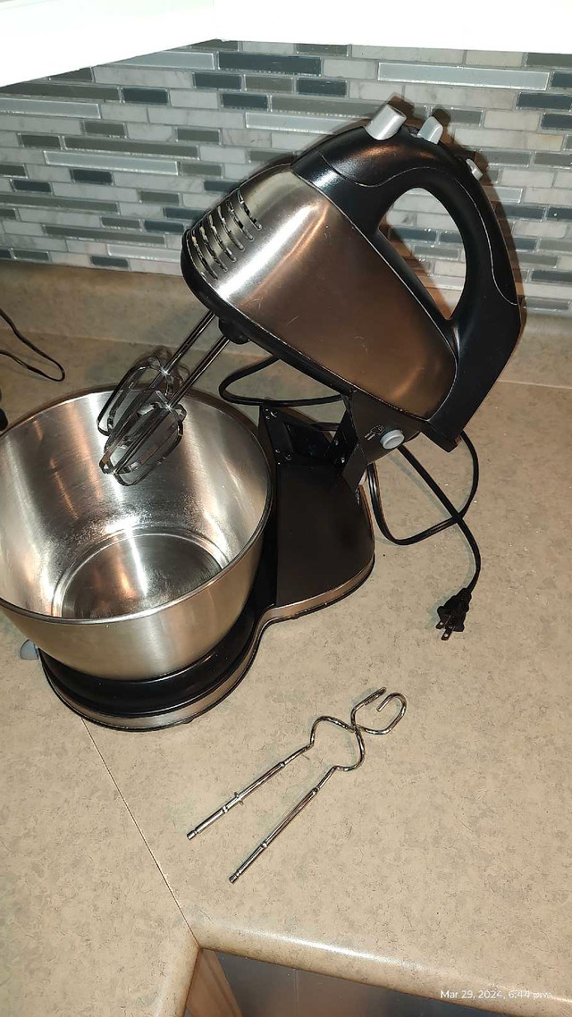 Mixer with a stand and bowl in Other in Oakville / Halton Region