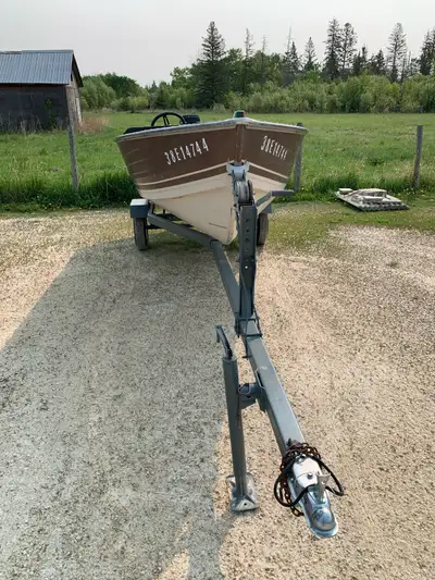 14’ Crestliner Aluminum Boat , 35 hp Mercury motor - motor is totally serviced and runs good. Boat h...