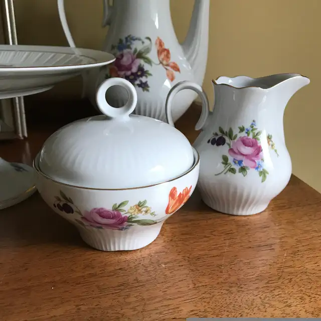 JL Menau Tea Coffee Set and Cake Stand GDR in Kitchen & Dining Wares in Ottawa - Image 8
