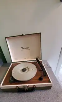 VINTAGE CHAMPAGNE STEREO COMPATIBLE TURNTABLE