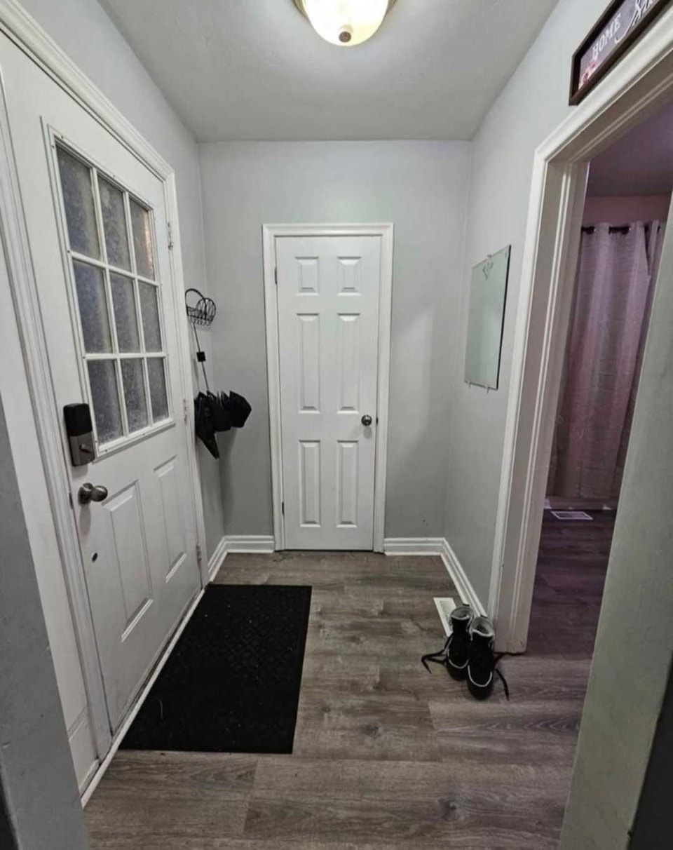Three bedroom mainfloor unit in Scarborough for rent 2
