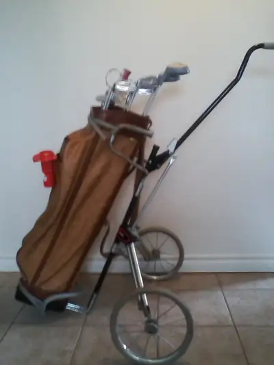 ÉQUIPEMENT DE GOLF $ 100 comprend: sac de golf COOPER, 7 BATONS KRO FLITE: BOIS #1 #3 FERS #3 #5 #7...