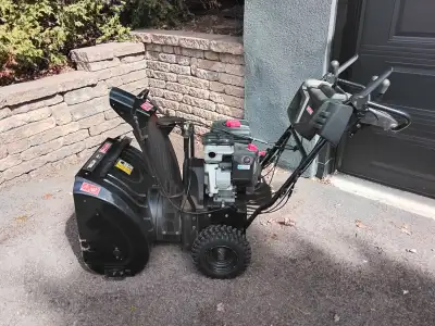 Souffleuse à neige à 2 phases CRAFTSMAN 305 cc, 24 po (60,96 cm) de large équipée d'un moteur de bon...