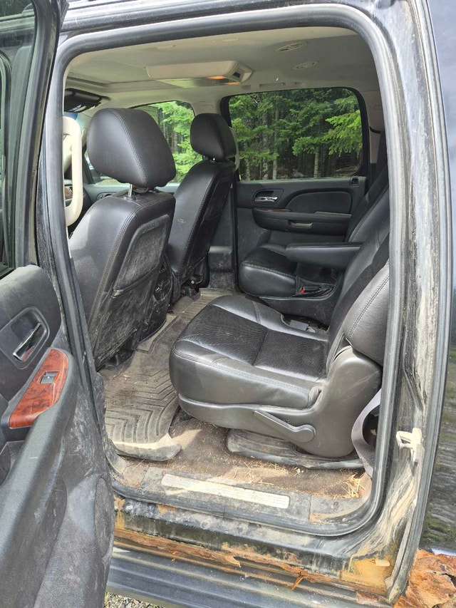 2011 Chevrolet Suburban LTZ — photo 5