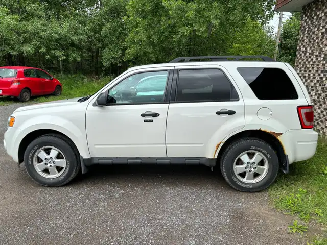 Mechanic Special – 2012 Ford Escape V6 AWD – 108,000 km – Runs G in Cars & Trucks in City of Montréal - Image 3