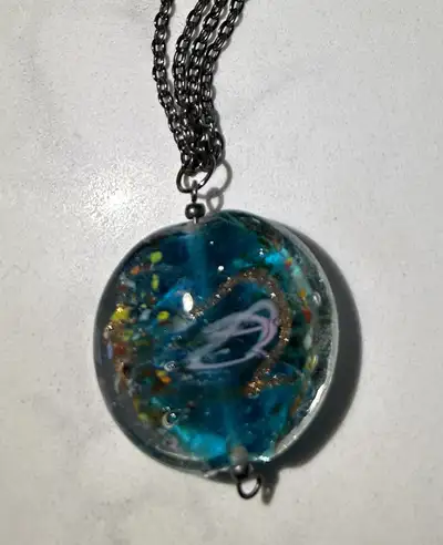 Costume jewelry necklace. Great condition. Cash only.