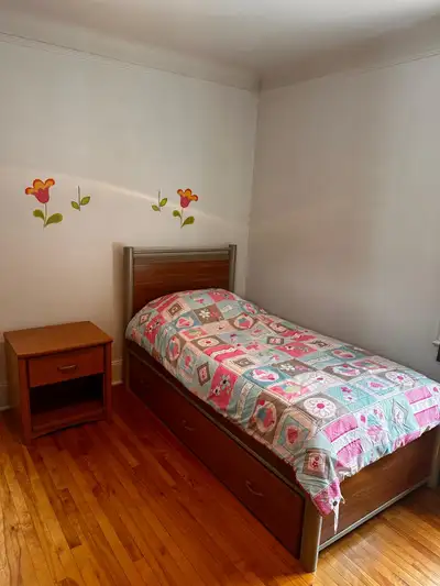 Ensemble chambre enfant lit simple bois /commode /table de nuit, View more