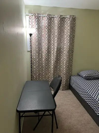 Room available in town house in McClintock way Kanata. Postal code K2L 2A2 Rent $800, all utilities...