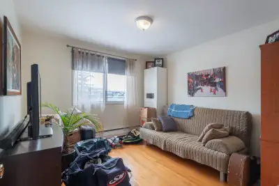 Longueuil, Fréchette beau, grand et spacieux 51/2 rénové à partir de 1700$ situé au haut duplex. Com...