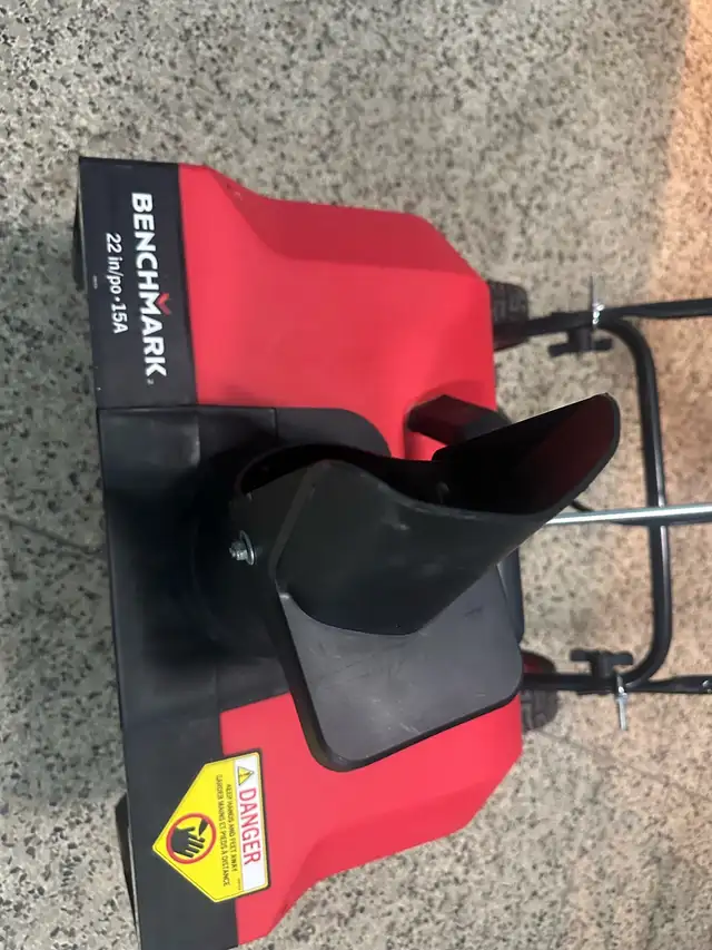 Benchmark 22in Snow Thrower in Snowblowers in City of Montréal - Image 10
