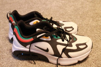 NEW Nike mens running shoe