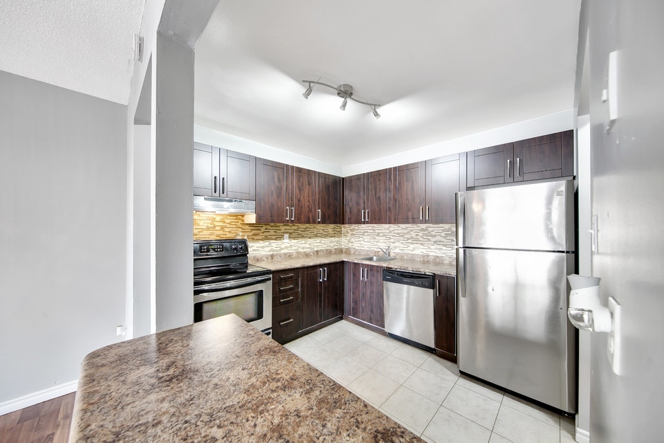 HUGE 3 and 4+DEN Townhouse for Rent for Lease (Meadowvale) 2