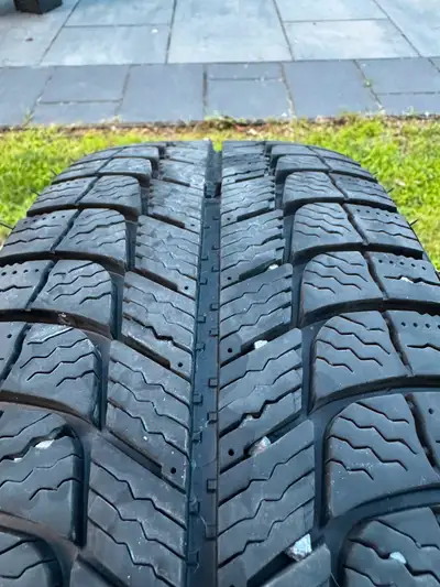 Michelin X-ICE Xi3 195/60R15 XL-92H Excellent traction on both powder and plowed roads Tread siping...