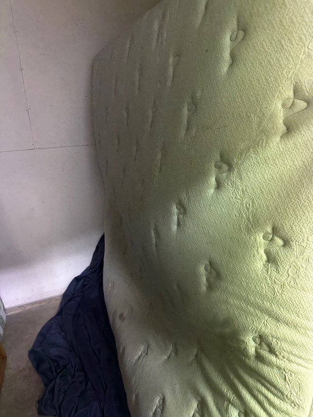 King pillow top mattress/12 inch memory foam/ box spring  dans Lits et matelas  à Prince George - Image 3